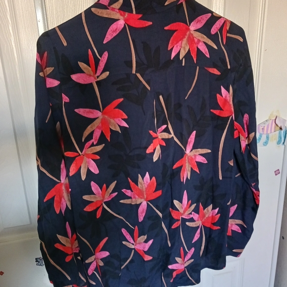 SEZANE FLORENCE TOP PETAL PRINT NAVY BLUE. USED WOMEN GREAT CONDITION - Picture 5 of 10